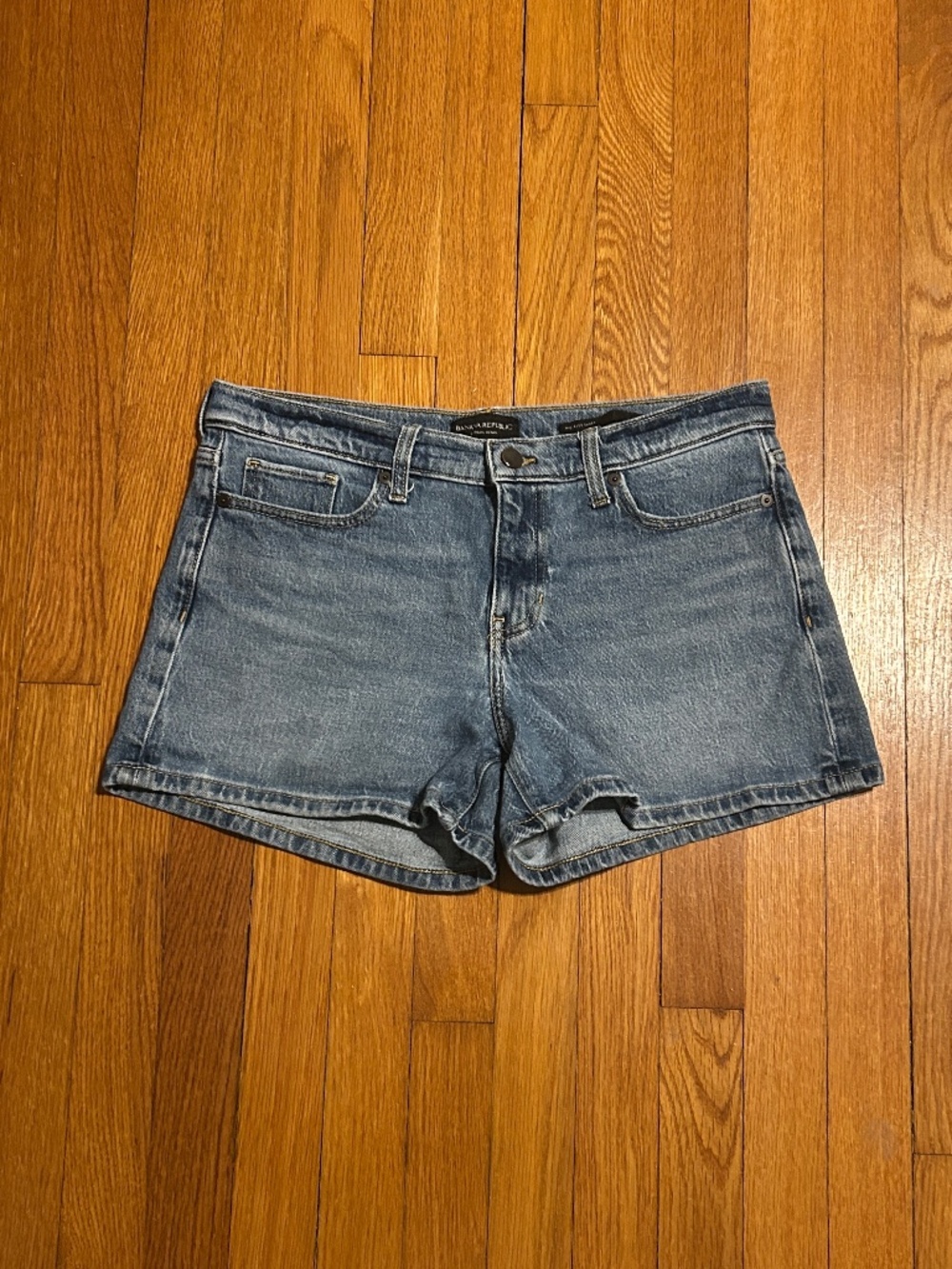 Banana Republic Mid Rise Denim Shorts Medium Wash Women’s 29 Regular